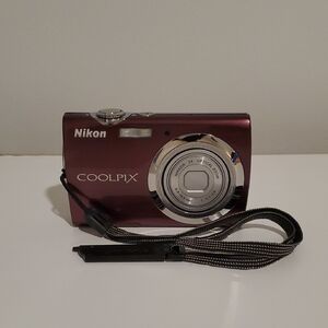 Nikon Coolpix s230 in Purple